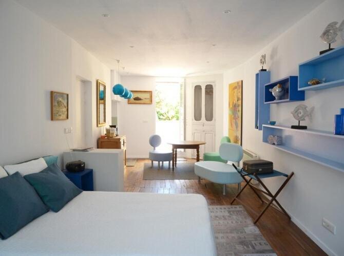 48 Urban Suites Dun-le-Palestel Стая снимка