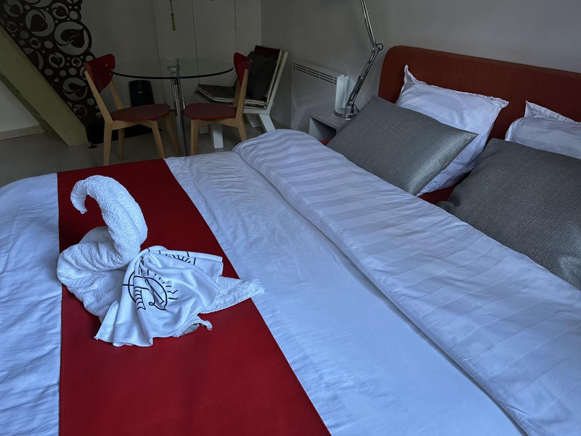 48 Urban Suites Dun-le-Palestel Стая снимка